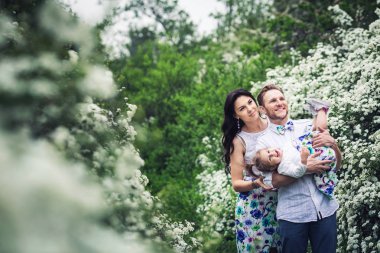 neşeli ve eğlenceli yaşıyorsanız küçük kızları ile oynuyor. doğa erkeçsakalı çalılar arasında dinlenme aile