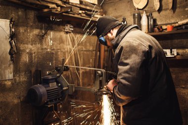 Usta bir kemer değirmeni bıçak biler ve birçok sparks üretilmektedir.