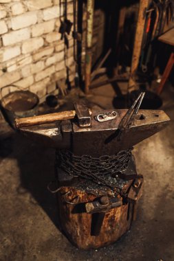 Demirci iş yeri: örs, çekiç, demirci maşa, firesteel,