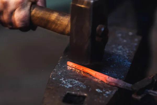 Fabbro fa una forgiatura artistica di metallo caldo sull'incudine . — Foto Stock