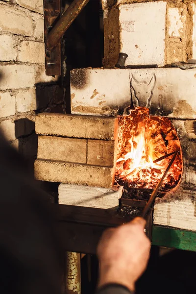 Bir demirci ocağı yangın kindles. — Stok fotoğraf