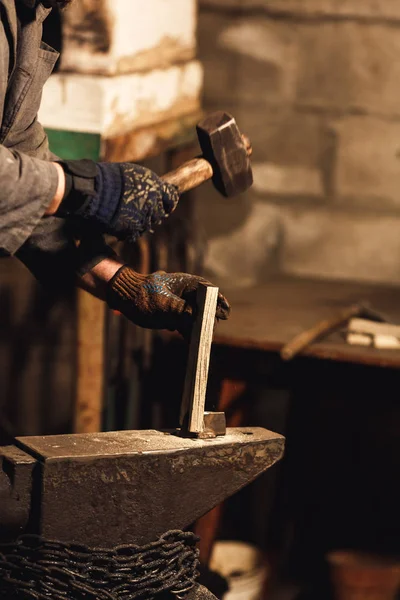Blacksmith splits firewood for kindling the furnace — Stock Photo, Image