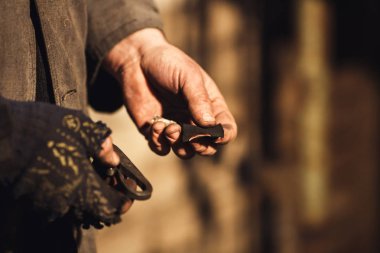 Demirci yangın yangın firesteel ve flint ile.