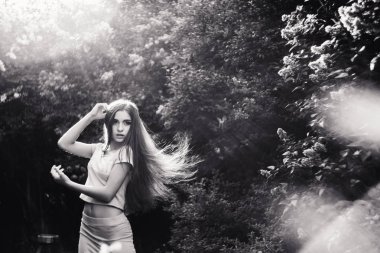 Harika bahar. Doğa ve çiçek açması leylak arasında güneş ışığı güzel bir genç kız seviyor.