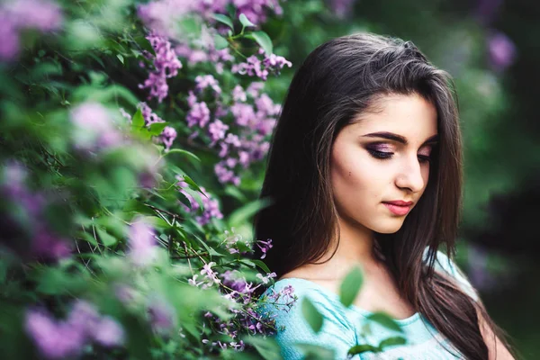 Harika bahar. Sevimli genç kız doğa Eflatun çiçek açan yakınındaki poz. — Stok fotoğraf