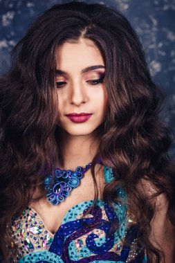 Güzel çekici manken hacimli saç modeli ve profesyonel makyaj ile yakın çekim portre.