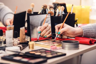 makyaj yapma işlemi. Makyaj sanatçısı göz farı fırçası için geçerlidir..