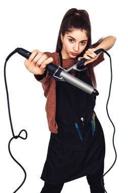 saç maşası ile genç kız kuaförü.