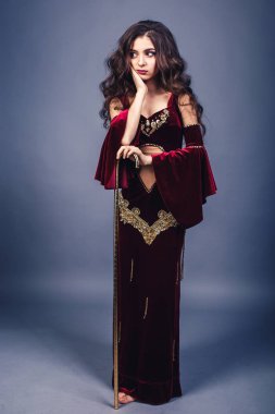 güzel genç kız bir baston oryantal dans saidi ile dans.