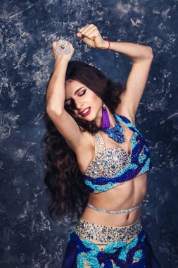 Oryantal dans mavi elbiseli genç çekici kız.