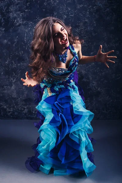 Oryantal dans mavi elbiseli genç çekici kız. — Stok fotoğraf
