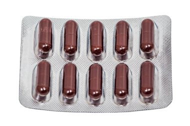 beyaz arka plan üzerinde izole blister tıbbi kahverengi kapsüller.