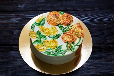 Portakallar ve limonlarla süslenmiş lezzetli bir pasta. Koyu ahşap arkaplanda pasta.