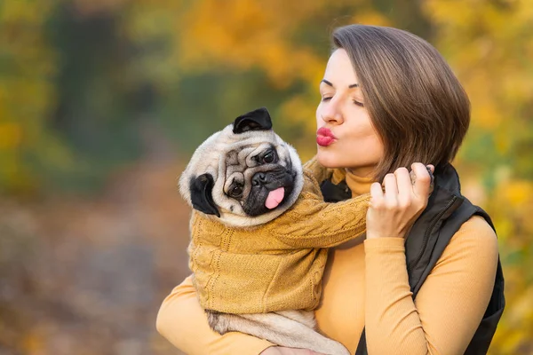 Meisje Kust Een Pug Herfst Het Park — Stockfoto