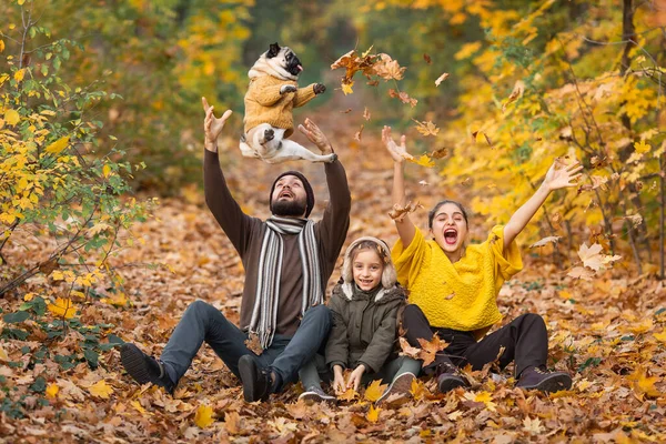 Jeune Famille Avec Chien Dans Les Feuilles Jour Automne Homme — Photo