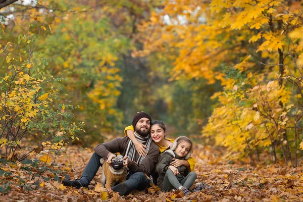 Familia Pasea Con Perro Bosque Otoño Padre Con Hijas Pug — Foto de Stock