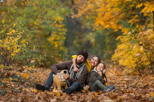 Νεαρή Ευτυχισμένη Οικογένεια Σκύλο Φύλλα Την Ημέρα Του Φθινοπώρου — Φωτογραφία Αρχείου