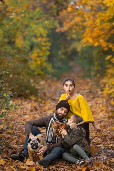 Бородатый Папа Дочерьми Собакой Листьях Осенью Парке — стоковое фото