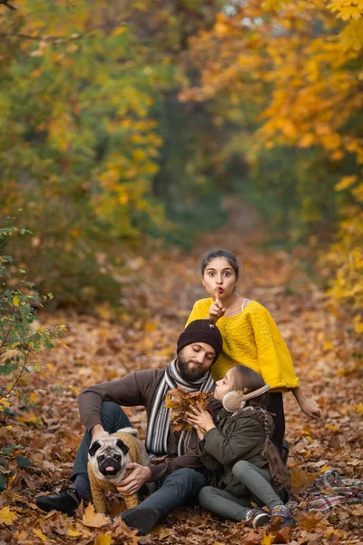 Papa Barbu Avec Des Filles Chien Dans Les Feuilles Automne — Photo