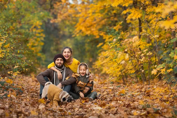 Papa Barbu Avec Des Filles Chien Dans Les Feuilles Automne — Photo