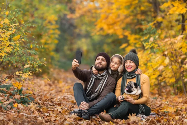 Отдых Отдых Туристическая Концепция Группа Друзей Пар Развлекающихся Осеннем Парке — стоковое фото