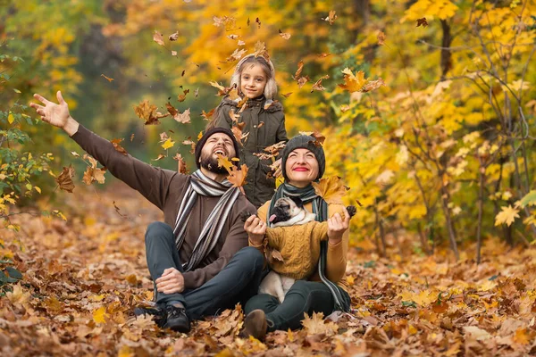 Heureux Famille Avec Chien Carlin Dans Forêt Automne Jette Des — Photo