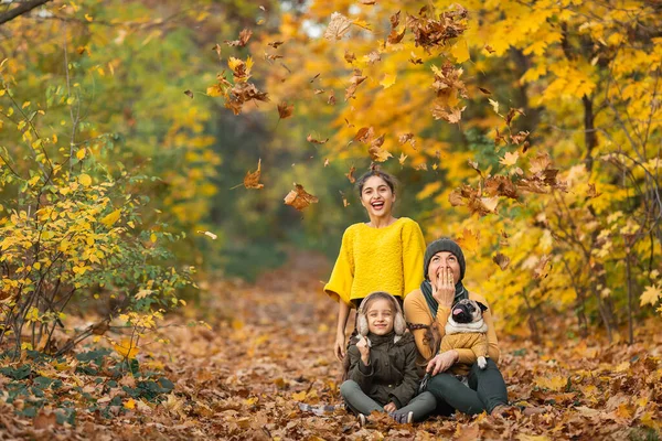 Deux Enfants Jetant Des Feuilles Automne Dans Air — Photo