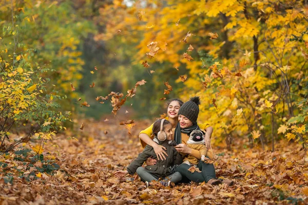 Двое Детей Бросают Осенние Листья Воздух — стоковое фото