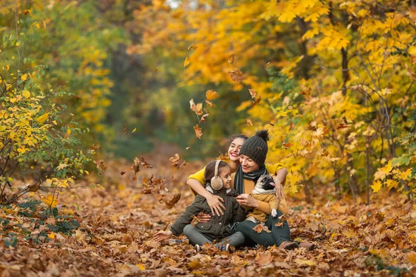 Két Gyerek Őszi Leveleket Dobál Levegőbe — Stock Fotó