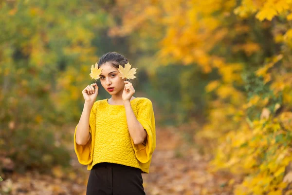 Fröhliches Frauenporträt Mit Herbst Ahornblättern Park — Stockfoto