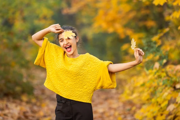 Menina Sorrindo Brinca Com Folhas Bordo Amarelas Outono Floresta — Fotografia de Stock