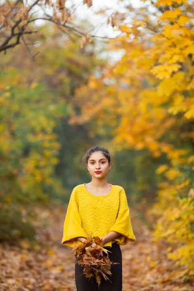 Menina Sorrindo Brinca Com Folhas Bordo Amarelas Outono Floresta — Fotografia de Stock