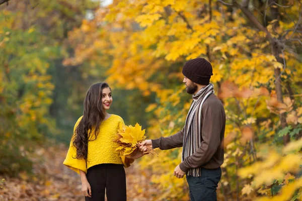 秋の公園で幸せなカップル アウトドアを楽しんでいる若い家族 — ストック写真