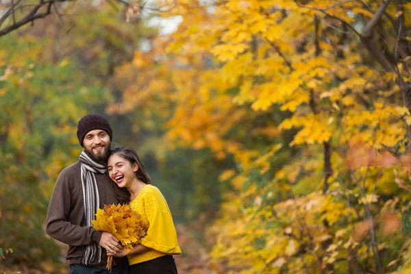 Szczęśliwa Para Jesiennym Parku Młoda Rodzina Bawiąca Się Świeżym Powietrzu — Zdjęcie stockowe