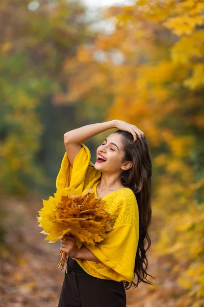 Χαρούμενη Γυναίκα Πορτρέτο Φθινοπωρινά Φύλλα Σφενδάμου Στο Πάρκο — Φωτογραφία Αρχείου
