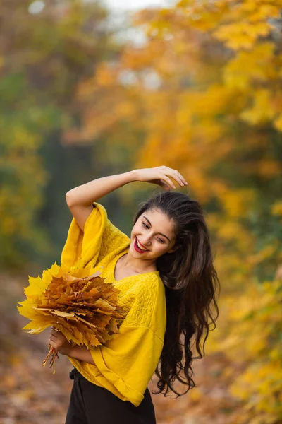 Sorridente Ragazza Gioca Con Foglie Acero Giallo Autunno Nella Foresta — Foto Stock