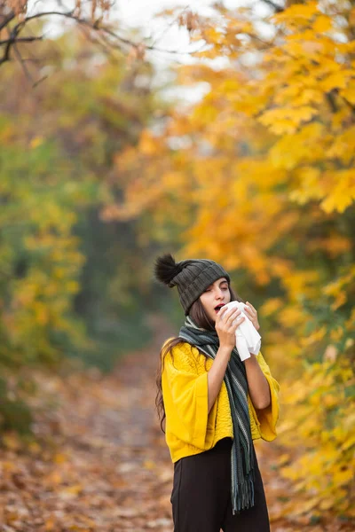 Ragazza Starnutisce Velo Autunno Nel Parco Concetto Allergia Infezione Virale — Foto Stock