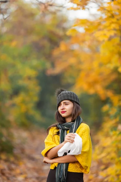 Lány Ősszel Tüsszent Egy Fejkendőbe Parkban Allergia Vagy Vírusfertőzés Fogalma — Stock Fotó