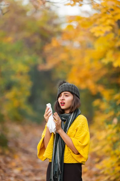 Ragazza Starnutisce Velo Autunno Nel Parco Concetto Allergia Infezione Virale — Foto Stock