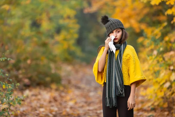 Adolescente Estornuda Una Bufanda Calle Otoño Concepto Enfermedad Otoñal Alergia — Foto de Stock