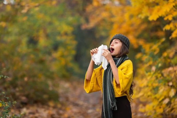 Ragazza Starnutisce Velo Autunno Nel Parco Concetto Allergia Infezione Virale — Foto Stock