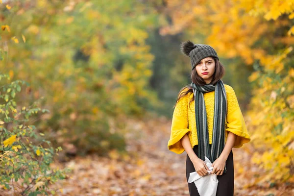 Κορίτσι Φτερνίζεται Μια Μαντίλα Φθινόπωρο Στο Πάρκο Έννοια Αλλεργίας Ιογενούς — Φωτογραφία Αρχείου