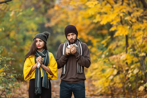 Tiener Meisje Niest Een Sjaal Straat Herfst Begrip Herfstziekte Allergie — Stockfoto