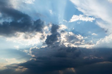 Beyaz kümülüs bulutları ve mavi bir gökyüzü