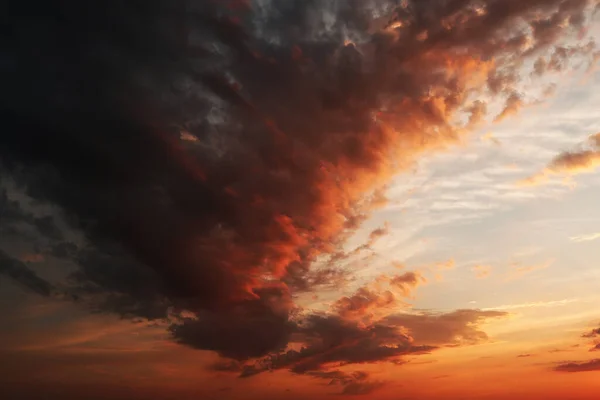 Vörös Naplemente Nehéz Felhőkkel Vihar Közeleg — Stock Fotó