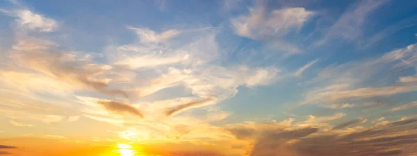 Gyönyörű Naplementekor Cirrus Felhőkkel — Stock Fotó