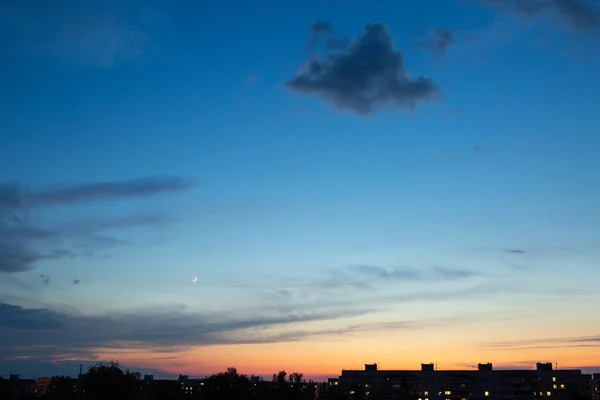 夕阳西下的天空 月亮笼罩在城市上空 — 图库照片
