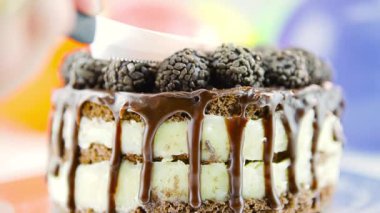 Doğum günü pastası ile renkli balon arka plan