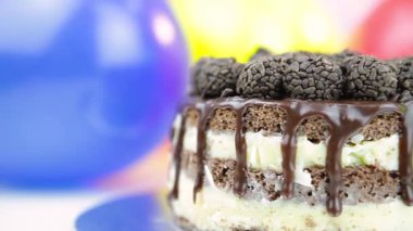 arka planda balonlu Doğum günü pastası