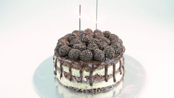 白色背景和烟火的生日蛋糕在顶部 — 图库视频影像